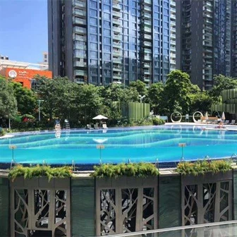 Pista de dança de acrílico sobre a piscina