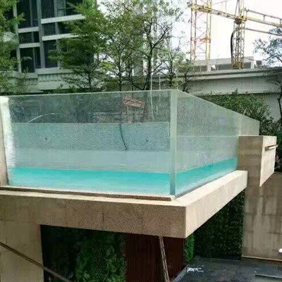 Piscina transparente